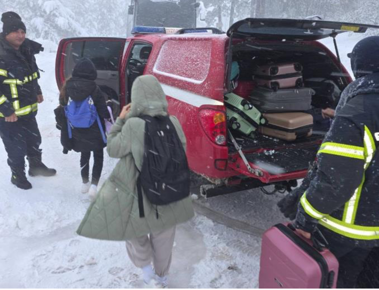 VATROGASCI-SPASIOCI IZBAVILI 88 UČENIKA I 12 ODRASLIH! Dva autobusa se…