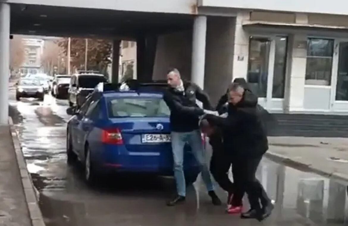 Pogledajte kako osumnjičenog za krvavu pljačku u Kalesiji dovode na saslušanje: Mrtvog brata izbacio iz kola