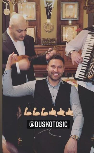 SLAVLJE U DOMU DUŠKA TOŠIĆA Uslikao njih i podelio srećne vesti – Evo kako proslavlja poseban dan (FOTO)