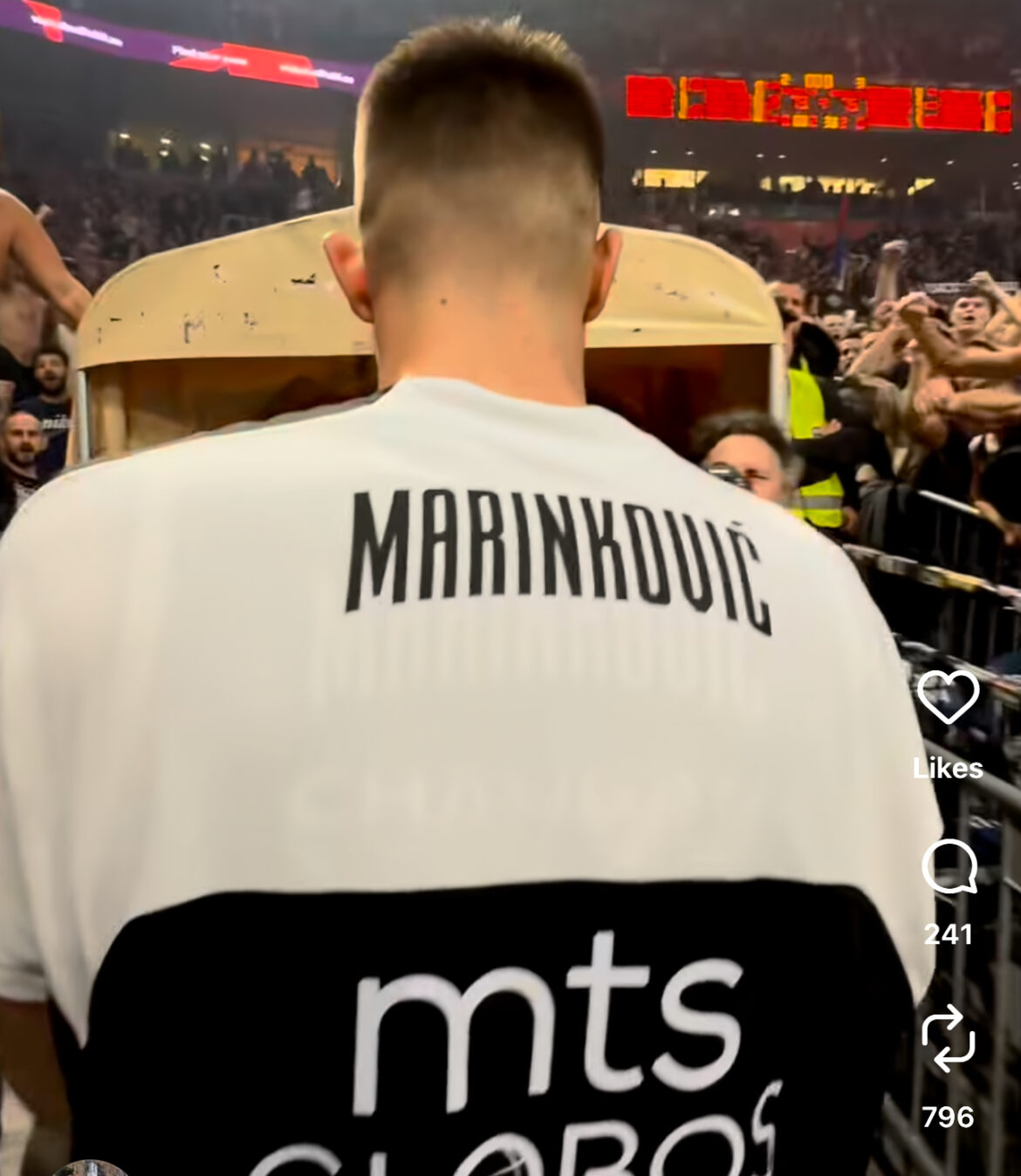 DETALJ SA DERBIJA KOJI JE MNOGIMA PROMAKAO! Meč se lomi, a Vanja Marinković UTRČAVA U TEREN! Potez posle poslednjeg tajm-auta Zvezde koji se prepričava (VIDEO)