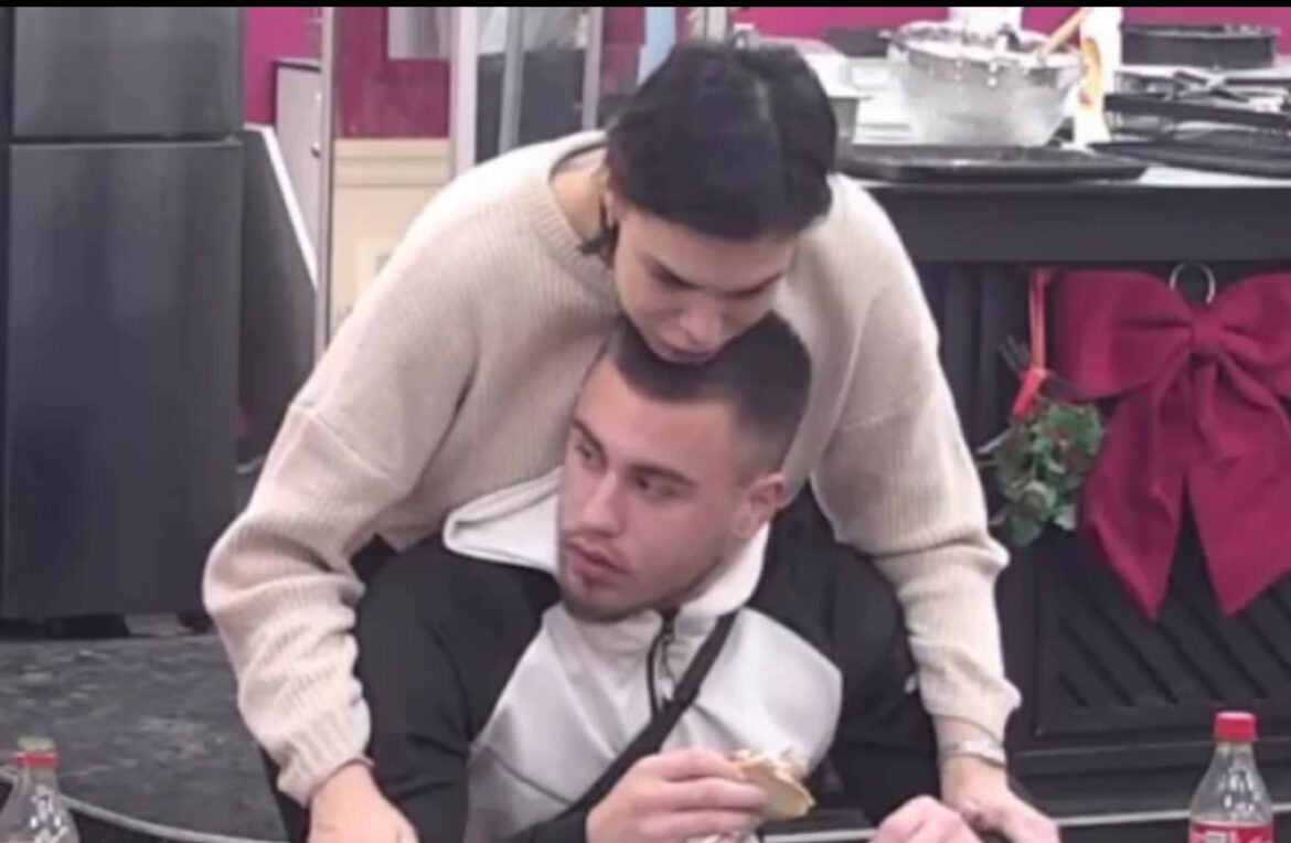 VIKTOR (19) PRAVI MINI DETE: Zaprosio je, pa odmah krenuo u akciju – ne pušta je 