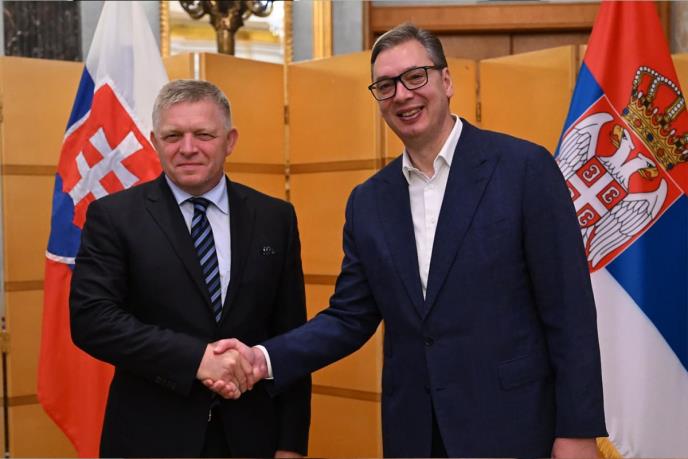 „RAZBIJEN AVION I RAZJEDINJEN SAMIT O PROŠIRENJU EU!“ Slovački premijer Fico pružio podršku predsedniku Vučiću: Ne tolerišu što je Srbija suverena i ponosna!