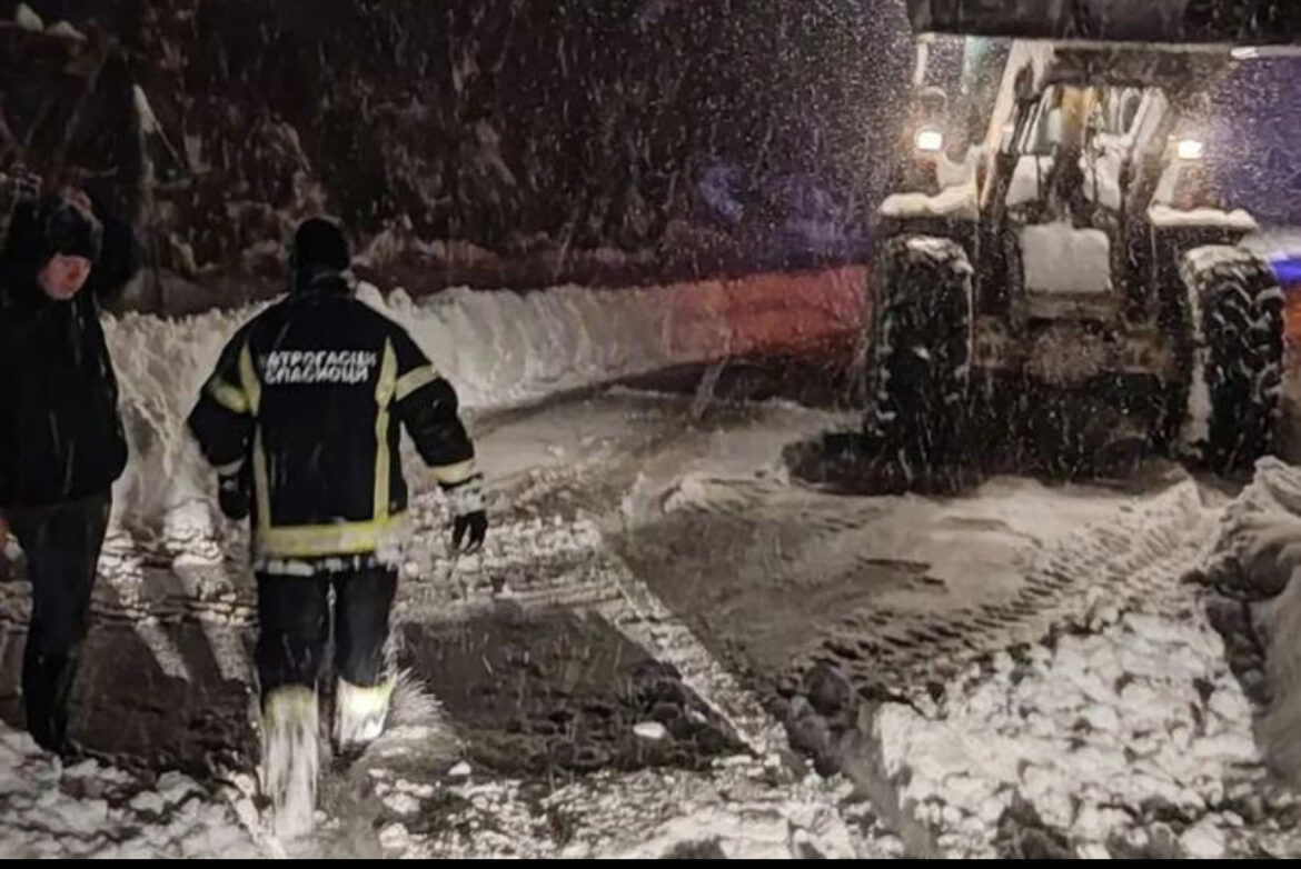 Zbog snežnih padavina evakuisane 22 osobe: Na terenu prisutna sva raspoloživa sredstva
