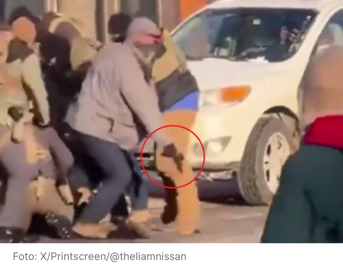 NOVI SNIMAK BRUTALNE LIKVIDACIJE ALEKSA PRETIJA (37) Šta to agent ICE-a drži u rukama? Ubrzo kreće HAOS! Eskalirali sukobi u Mineapolisu (FOTO/VIDEO)