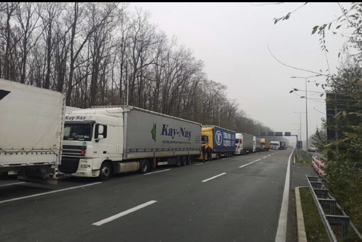 Na graničnim prelazima teretna vozila čekaju do pet sati