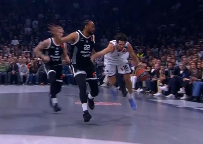 ARMANI – PARTIZAN: Počela je utakmica u gradu mode