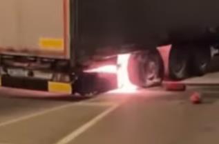 SPREČENA KATASTROFA NA NAPLATNOJ STANICI UB: Zaposleni uočili vatru na kamionu koji je prevozio pelet, brzom reakcijom zaustavljeno širenje vatre (VIDEO)