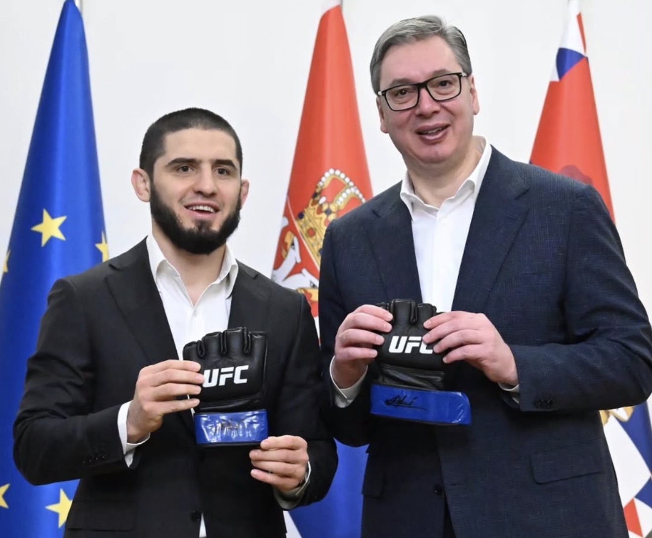 PRIJEM U PREDSEDNIŠTVU: Predsednik Vučić sa MMA borcem Islamom Mahačevim