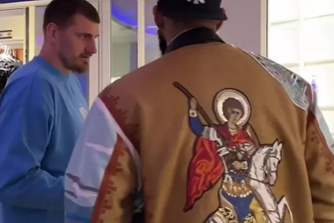 Koliko košta jakna Entoni Taunsa sa motivom Svetog Đorđa koja je oduševila Nikolu Jokića?