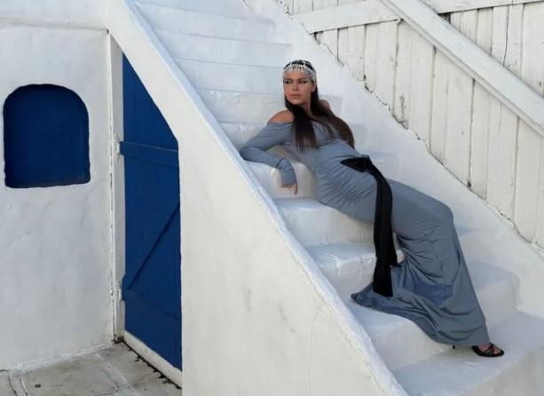 (FOTO) AZRA NA ISTOM MESTU GDE I SVETSKA ZVEZDA: Odvela ceo tim u USA i iskeširala za studio studio gde je snimala reperka koja pliva u milionima