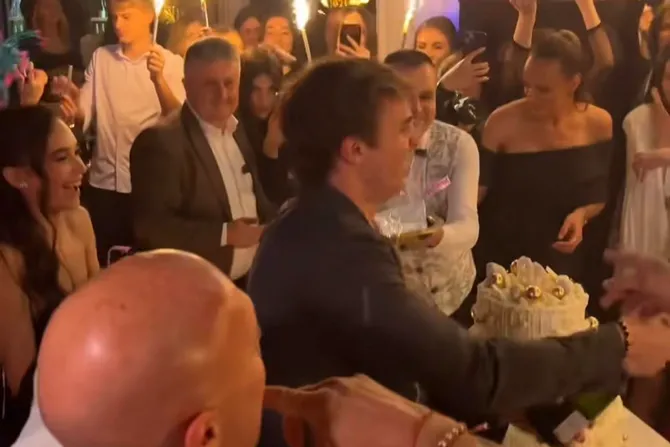 Mili proslavio sinu punoletstvo! Slavljenik prskao goste šampanjcem, torta na 3 sprata, a igračice kao iz Ria