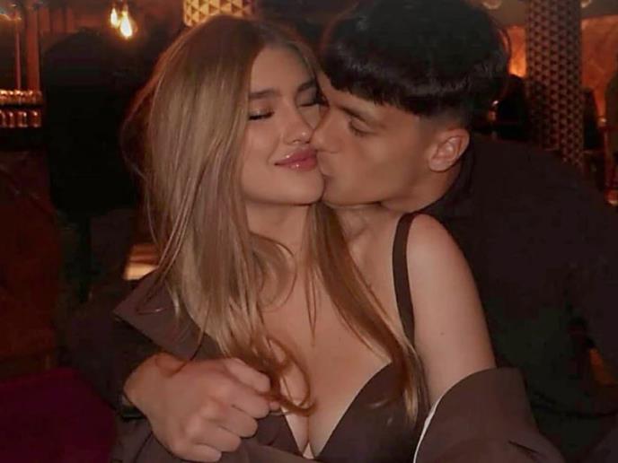 VEZA LENE MARINKOVIĆ I FUBALERA PARTIZANA SVE OZBILJNIJA! Ćerka Goce Tržan pozira u korsetu dok je dečko je ljubi (FOTO)