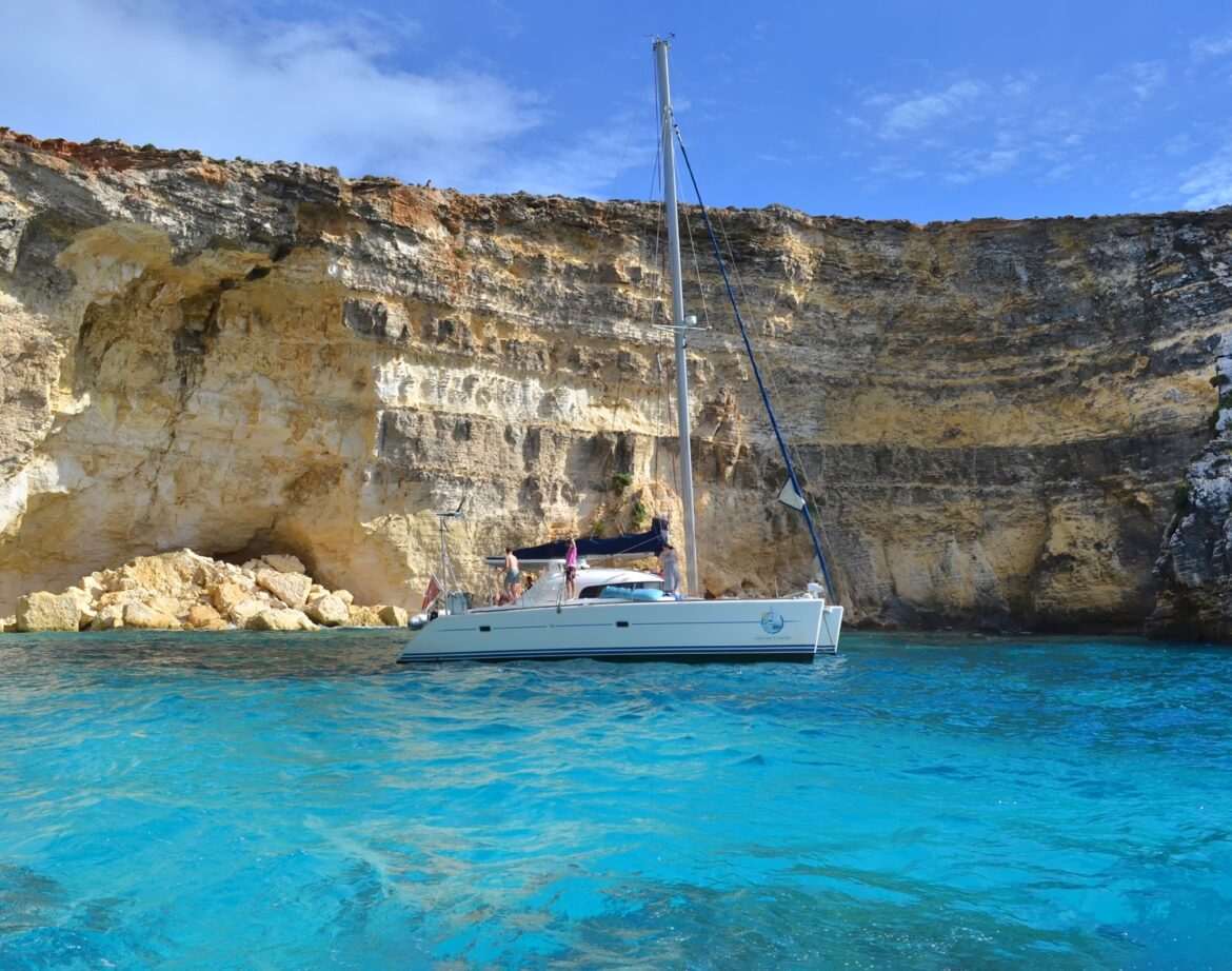 OTKRIJTE PLAVU LAGUNU I OSTRVO KOMINO – NA SAMO DVA SATA OD BEOGRADA ČEKA VAS TIRKIZNA MAGIJA