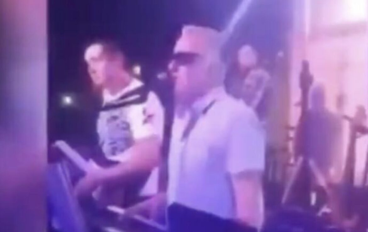 SRAMNO! GITARISTA KRADE BAKŠIŠ DEJANU MATIĆU ISPRED NOSA! Iskoristio priliku dok drugi ne gledaju, ali je KAMERA SVE ZABELEŽILA