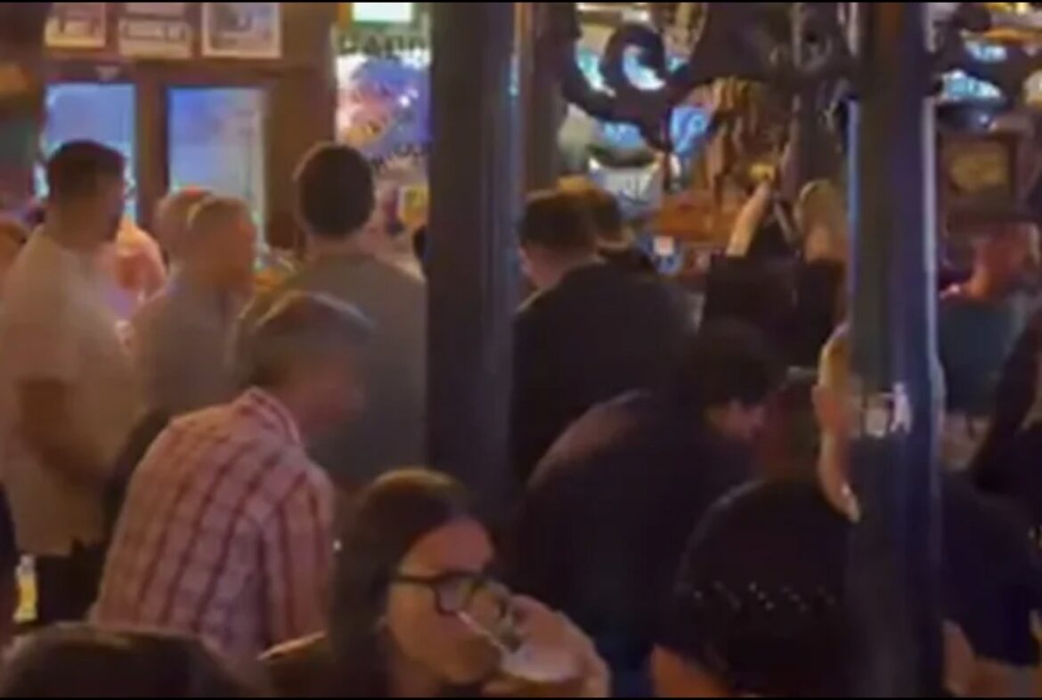 Navijači Zvezde napravili ludnicu i prepevali čuveni hit “Bamboleo” u Madridu: “Ajde, Moneke izvadi…”
