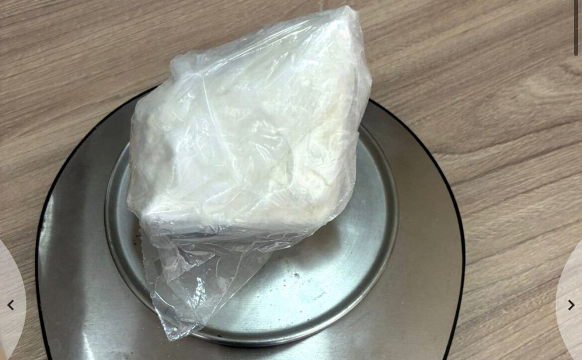 PAO DILER U ČAČKU! Policija upala u stan, našli kokain, vagicu i novac (foto)