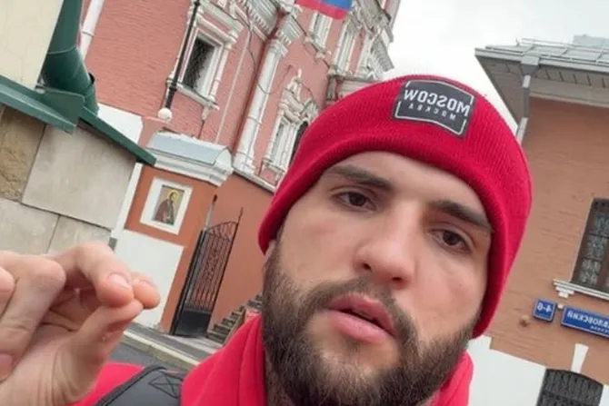 Veljko Ražnatović na veliki praznik otišao u crkvu: Šalje „srpski pozdrav“ ispred velike svetinje