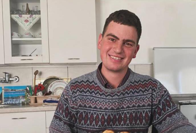 „Bravo domaćine, neka omladina vidi i nauči“ Gorštak Luka pokazao kako farba jaja, pa jednim potezom na Veliki petak oduševio sve: Čuva stoku i ima jednu želju