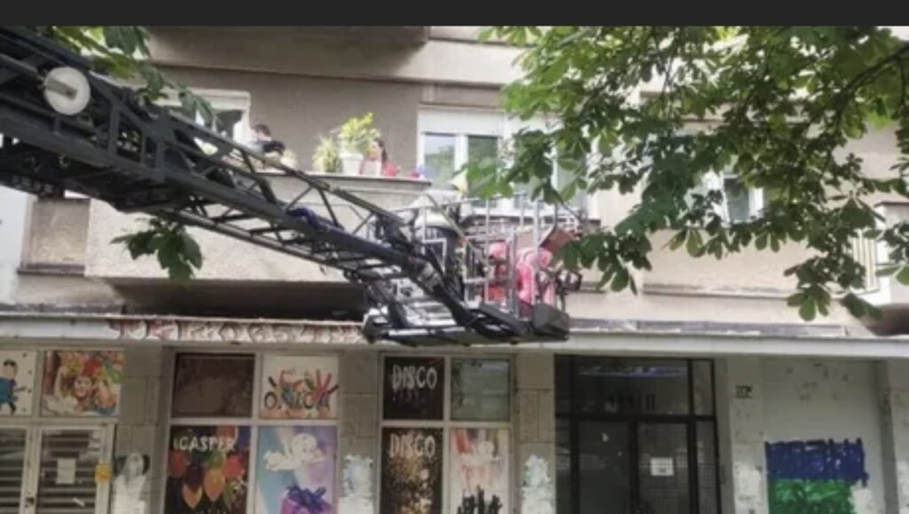 Prve slike drame u Zemunu: Čovek slučajno pao sa drugog&hellip;
