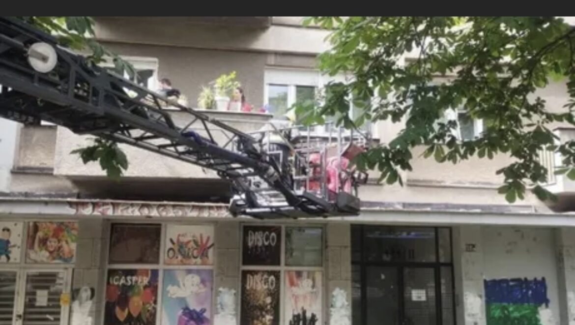 Prve slike drame u Zemunu: Čovek slučajno pao sa drugog sprata, vatrogasci-spasioci ga izvlačili dizalicom