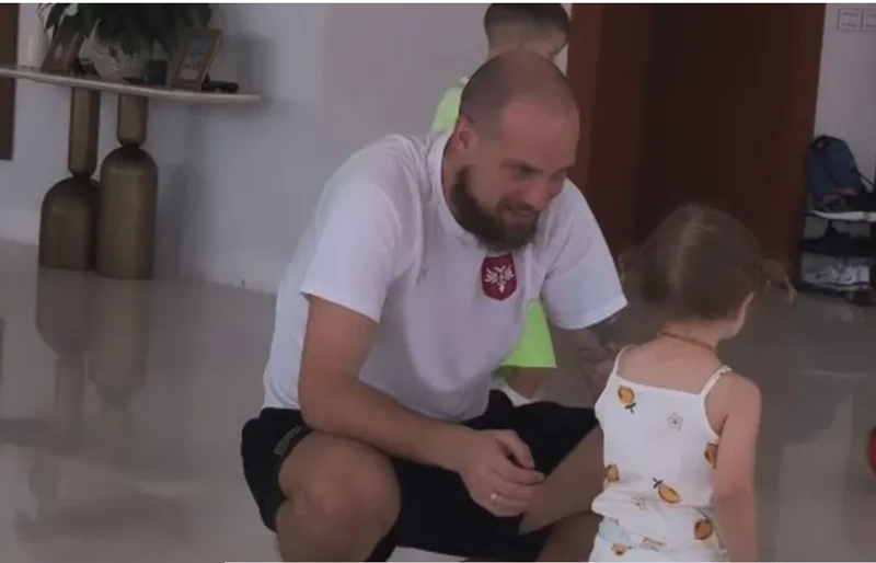 „TATA SE VRATIO IZ KARANTINA“ Ana Rajković snimila susret supruga&hellip;