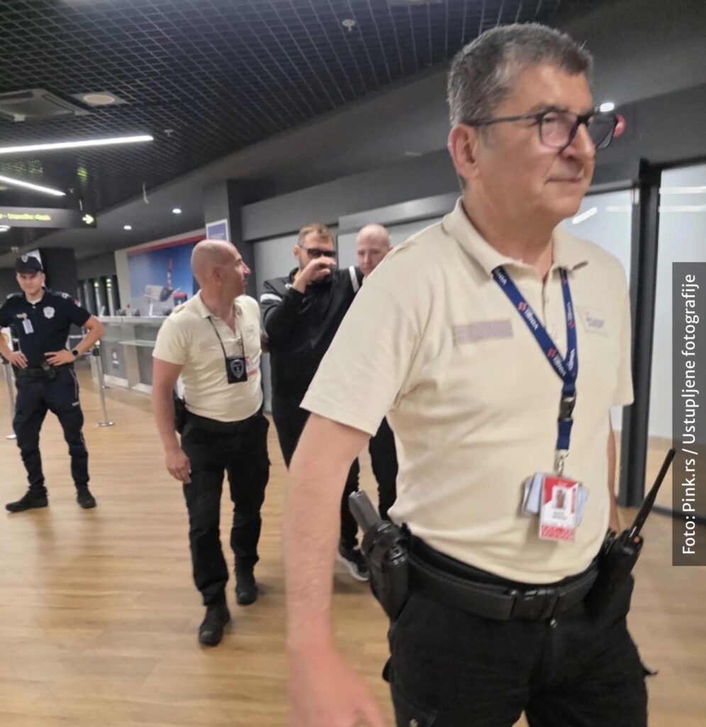 EKSKLUZIVNA FOTOGRAFIJA Pogledajte kako Slobu Vasića obezbeđenje izvodi sa aerodroma&hellip;