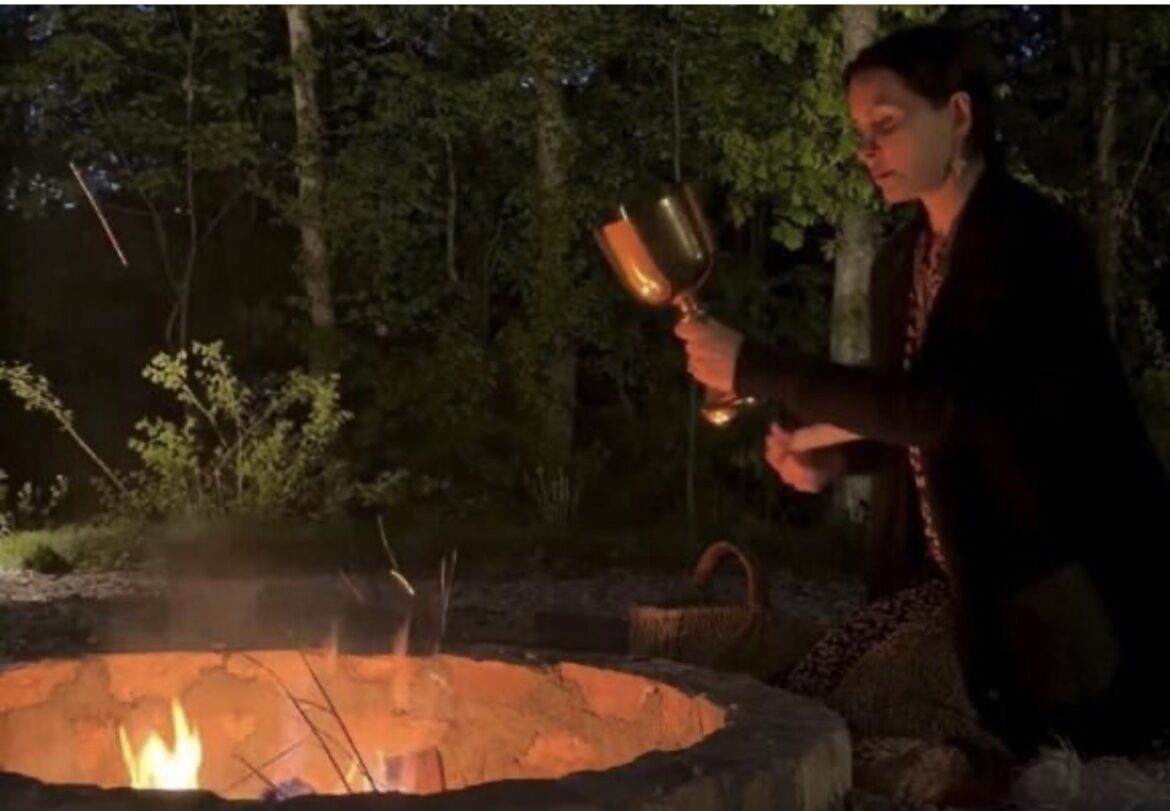 U RUCI ZLATNI PEHAR I KRZNO, ISPRED NJE KAMENO OGNJIŠTE I MRAK! Elena Karić usred šume izvodi rituale: Evo šta je obeležavala (FOTO)