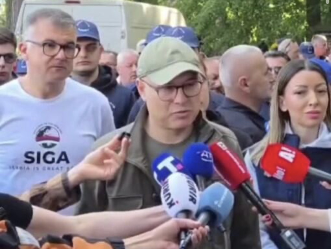 VUČEVIĆ NA FRUŠKOJ GORI U AKCIJI ČIŠĆENJA: Ako hoćemo promene, menjajmo sebe