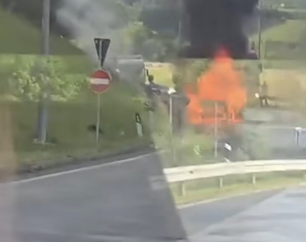 Usporen saobraćaj na auto-putu, stvaraju se zastoji: Kombi „guta“ plamen