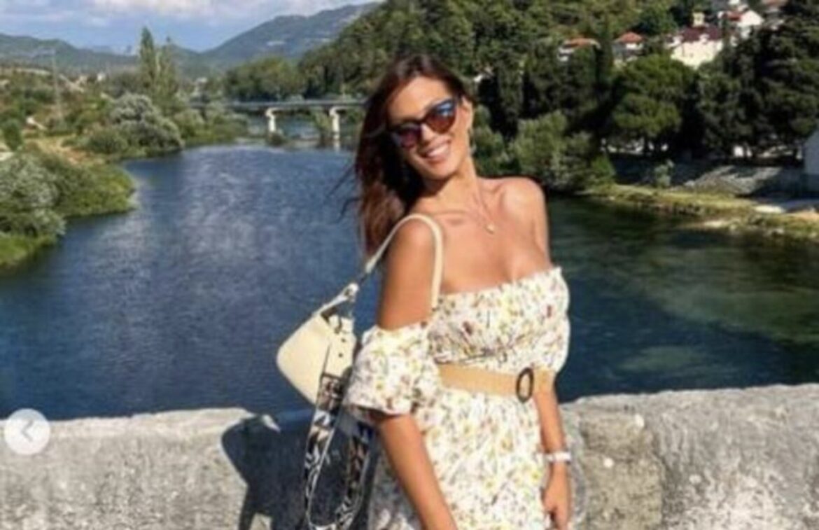 POPULARNOST JE STEKLA KAO VODITELJKA, A MALO KO ZNA DA JE PEVALA NA SUNČANIM SKALAMA: Evo kako je izgledao nastup Nine Radulović (FOTO)