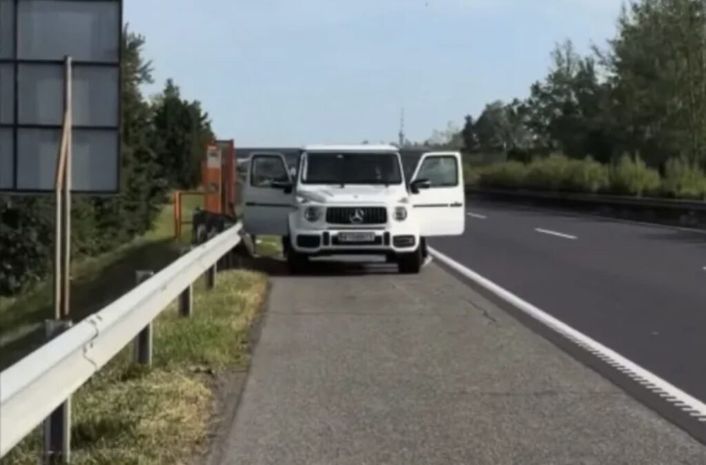 Pevač doživeo dramu na autoputu, pukla mu guma na džipu&hellip;