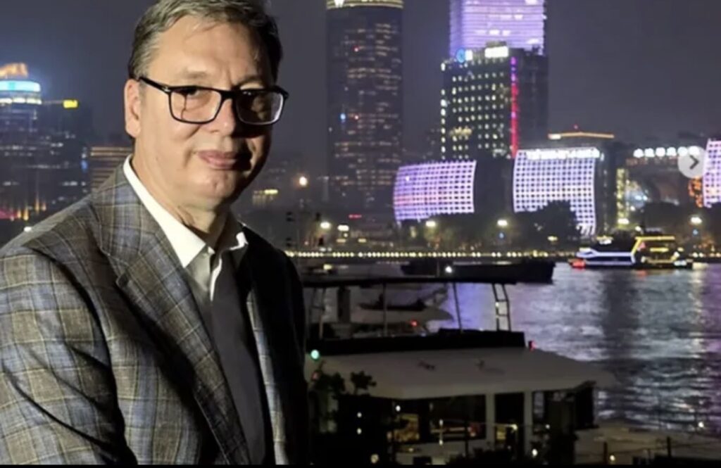 Vučić u Kini ostavio autogram na košarkaškoj lopti sa brojem&hellip;