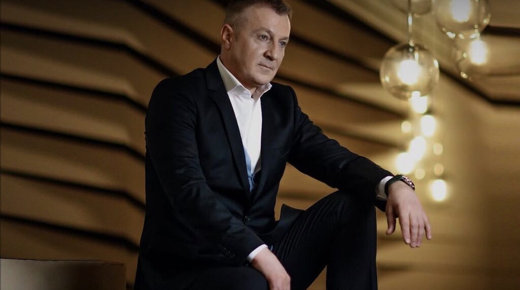 NEĆE DA PEVA NI ZA 100.000 €! Baju baš briga&hellip;