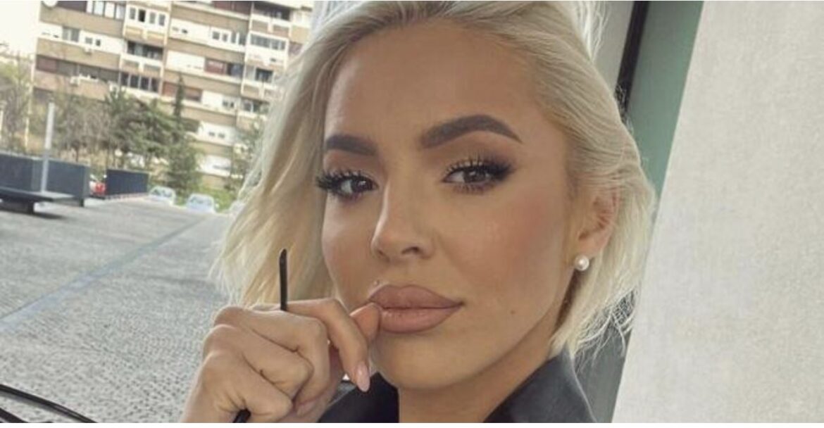 FATALNA BIVŠA ŽENA SRPSKOG PEVAČA UZBURKALA MREŽE: Uživa u ljubavi sa novim mužem, puca od sreće, pokazala top liniju posle porođaja (FOTO)