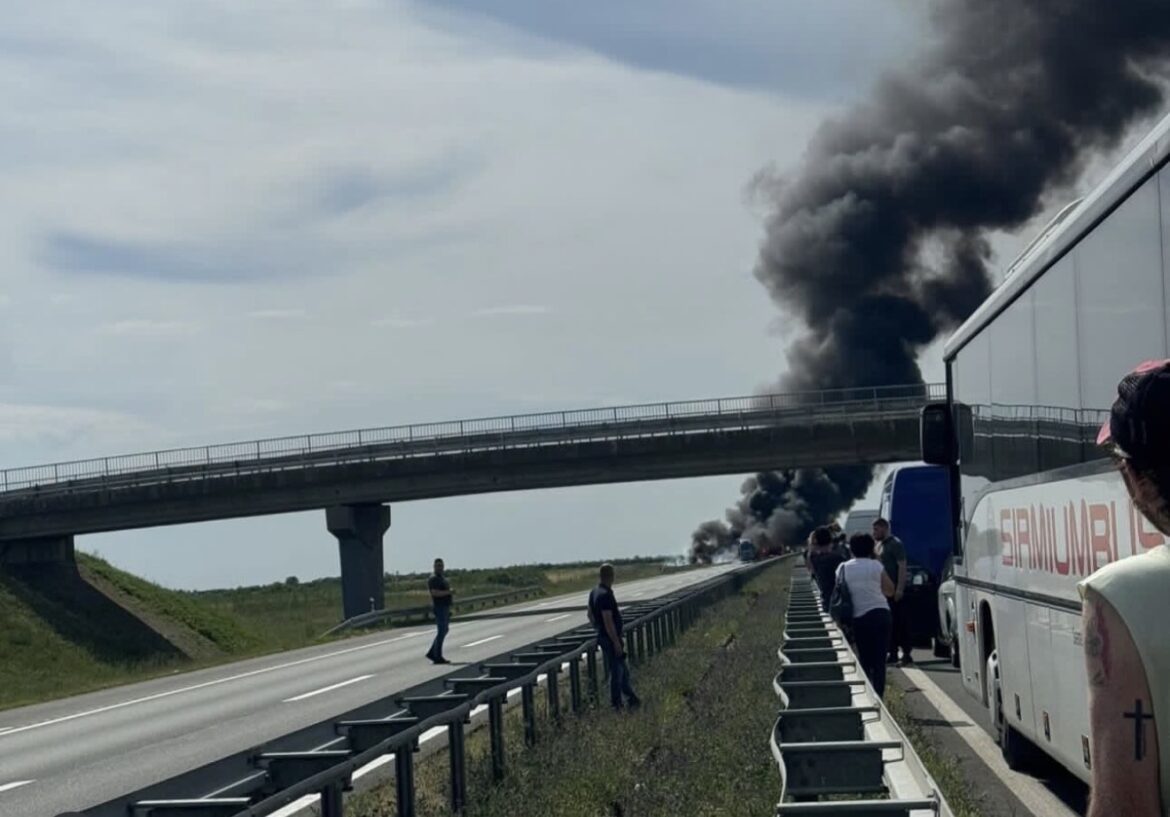 PRAVO ČUDO NA AUTO-PUTU KOD ŠIMANOVACA: Kamion izgoreo nakon sudara, oba vozača uspela da se spasu u poslednjem trenutku!