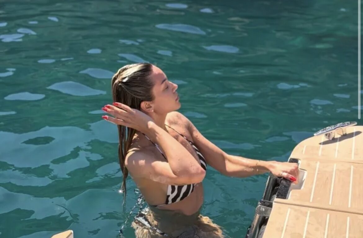 Zbog Breskvice eksplodirale mreže, skinula se u bikini i sa jahte pokazala brutalno telo: Jedan kadar je bomba
