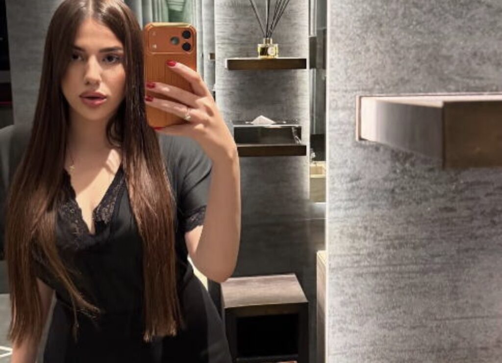 UBISTVENA KOMBINACIJA UNE ČOLIĆ! Minić, čipka i kosa do struka&hellip;