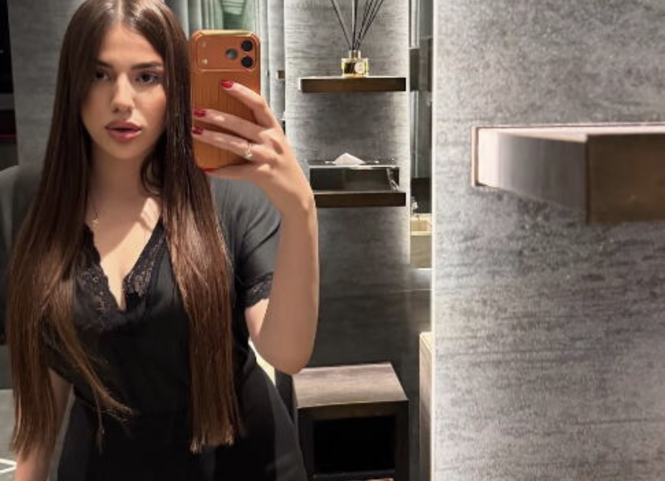UBISTVENA KOMBINACIJA UNE ČOLIĆ! Minić, čipka i kosa do struka&hellip;