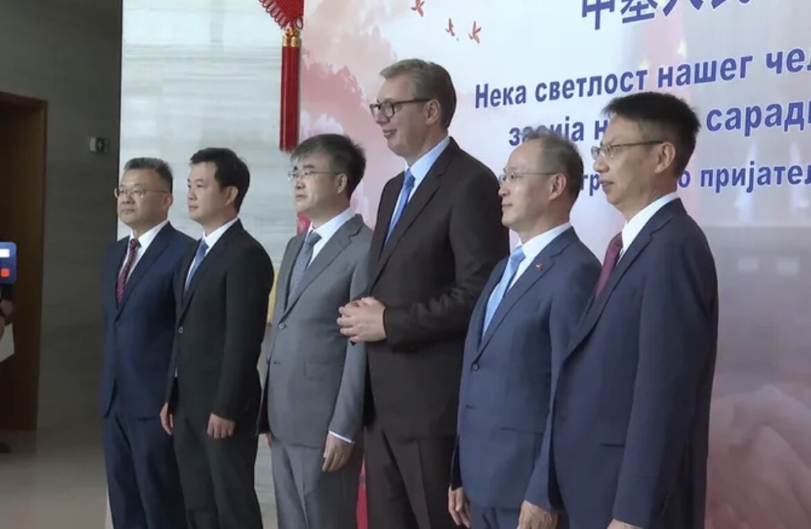 Vučić na otvaranju izložbe fotografija Sinhue