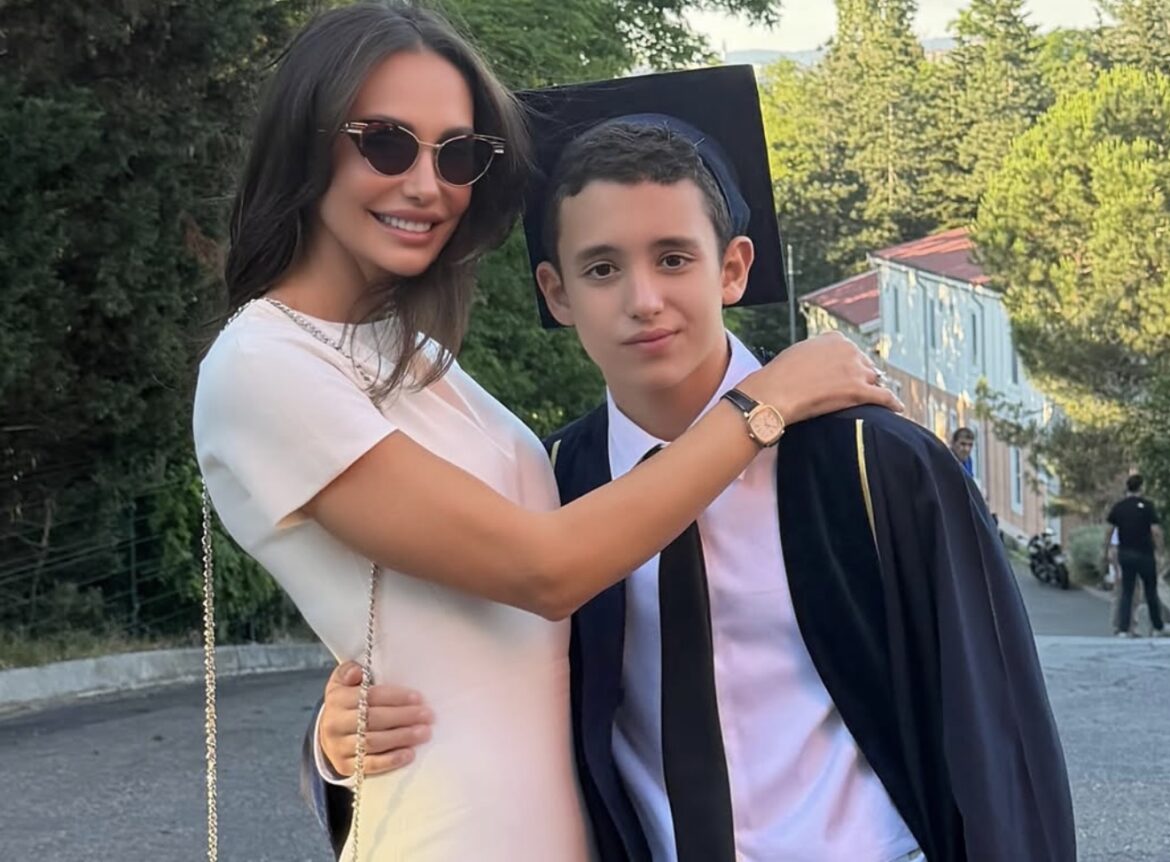 VELIKI DAN U PORODICI EMINE JAHOVIĆ! Pevačica ponosno pokazala naslednika i uputila mu emotivne reči – zablistala u uskoj beloj haljini (FOTO)