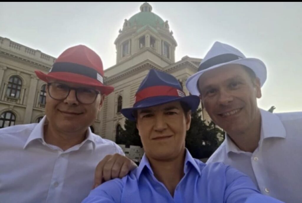 U ZNAKU SRPSKE TROBOJKE! Vučević, Brnabićeva i Mali sa šeširima&hellip;