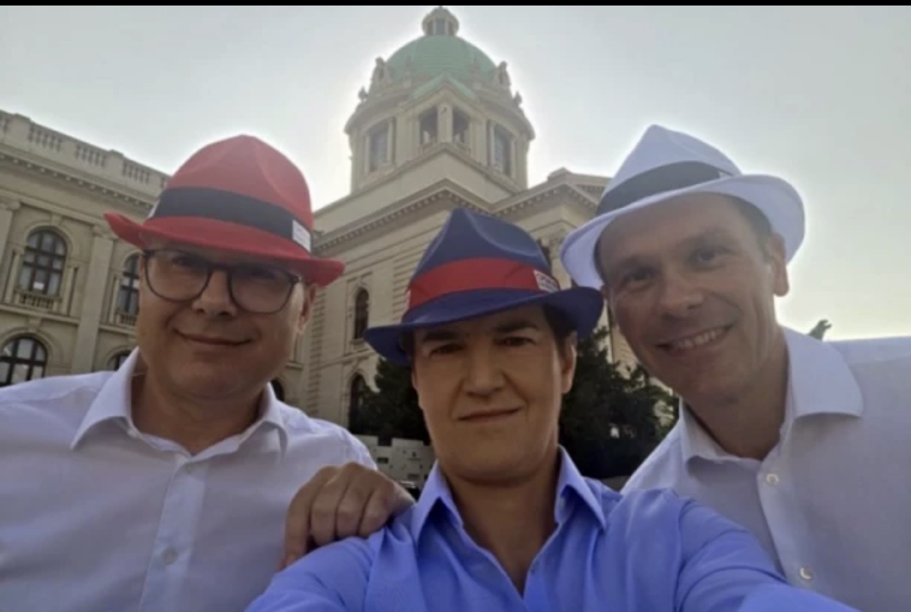 U ZNAKU SRPSKE TROBOJKE! Vučević, Brnabićeva i Mali sa šeširima&hellip;