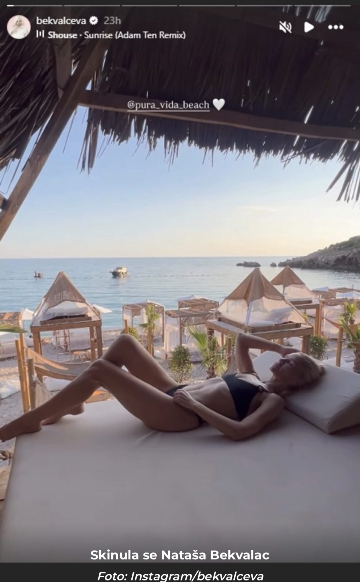 Skinula se Nataša Bekvalac: Spuštena bretela, a poze na plaži su uf! Ovako izgleda bez silikona