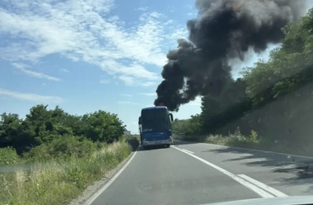 Vatra kulja iz autobusa! Veliki sudar kod Šapca, vozačima se&hellip;