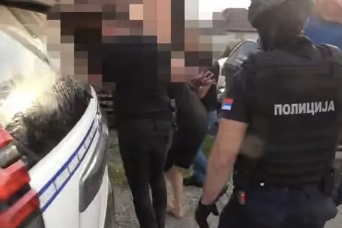 Ovako je uhapšen muškarac koji je pretio Vučiću: Policija ga zatekla u kući, oborila na pod i bosog izvela