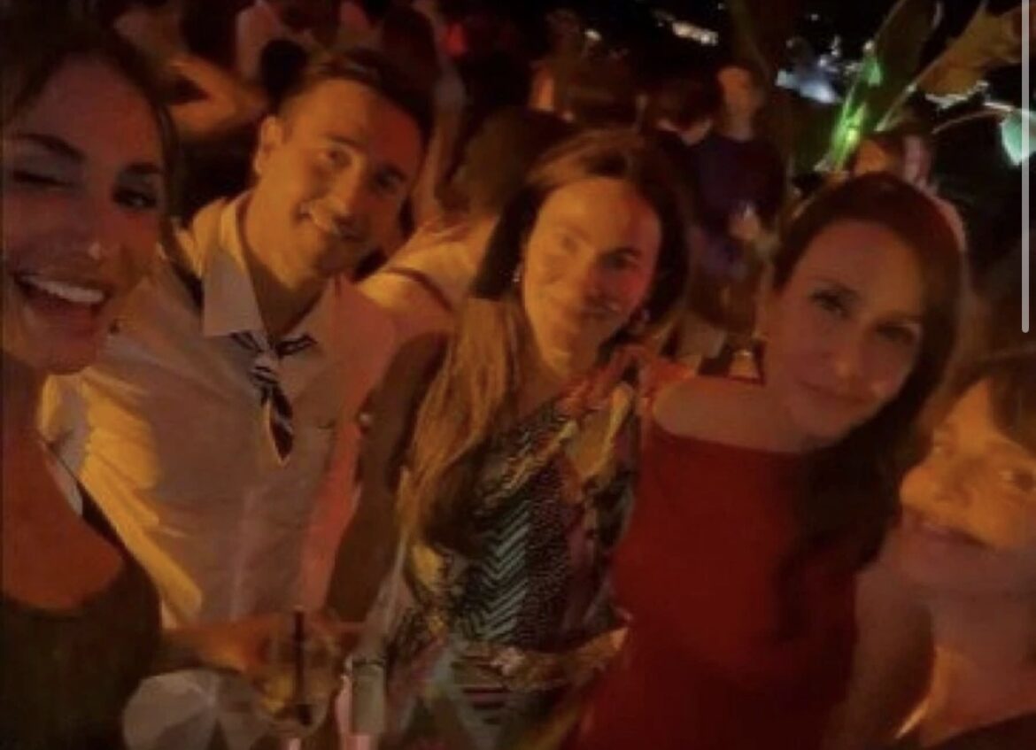 KO JE SLAVNI FRANCUZ SA KOJIM JE UHVAĆENA EMINA JAHOVIĆ? Njegova kompanija vredi više od 550 MILIONA EVRA, žene opsednute predmetima koje pravi! (FOTO)