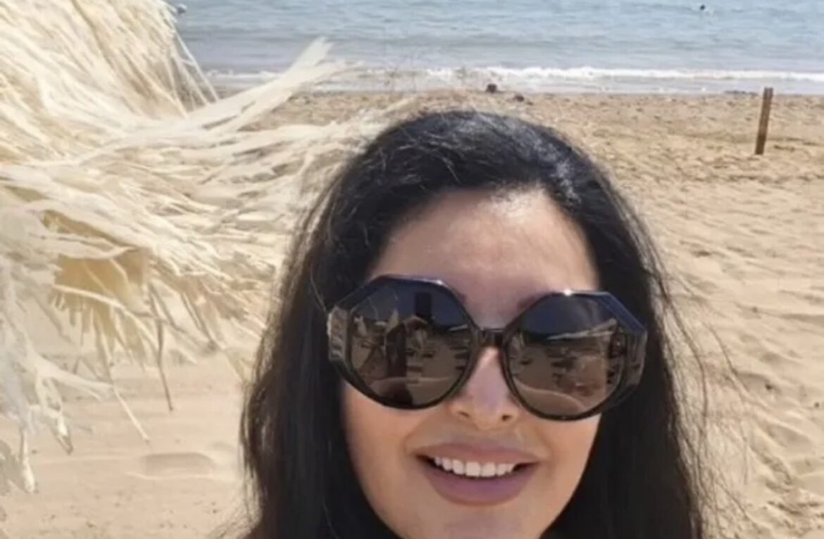 Skinula se Dragana Mirković: Skroz se opustila u Španiji, na plaži pokazala noge u Marbelji