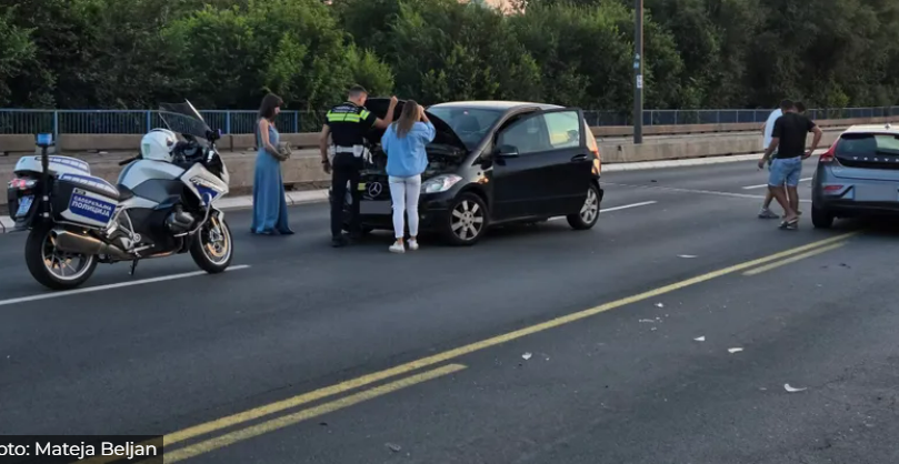 Kolaps na Brankovom mostu: Vozila se izokretala, policija hitno stigla&hellip;
