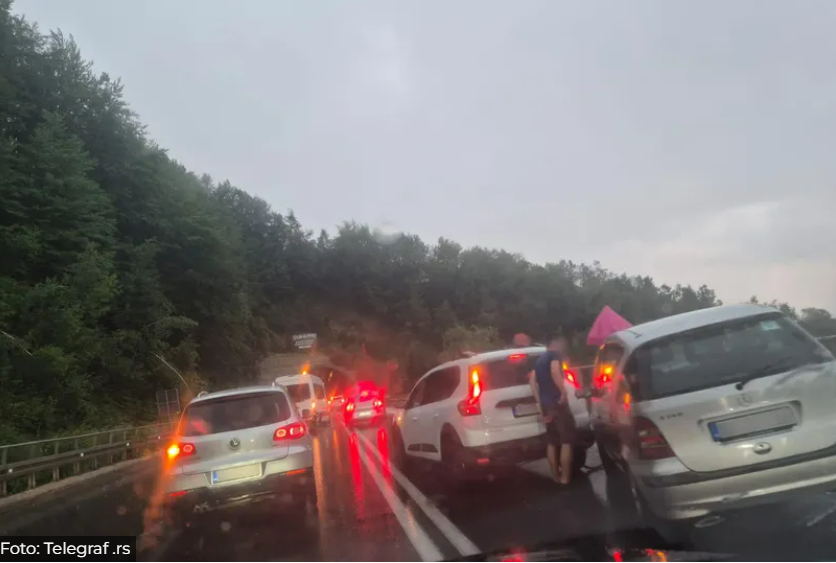 Lančani sudar kod tunela Palisad: Kilometarske kolone – SVE STOJI