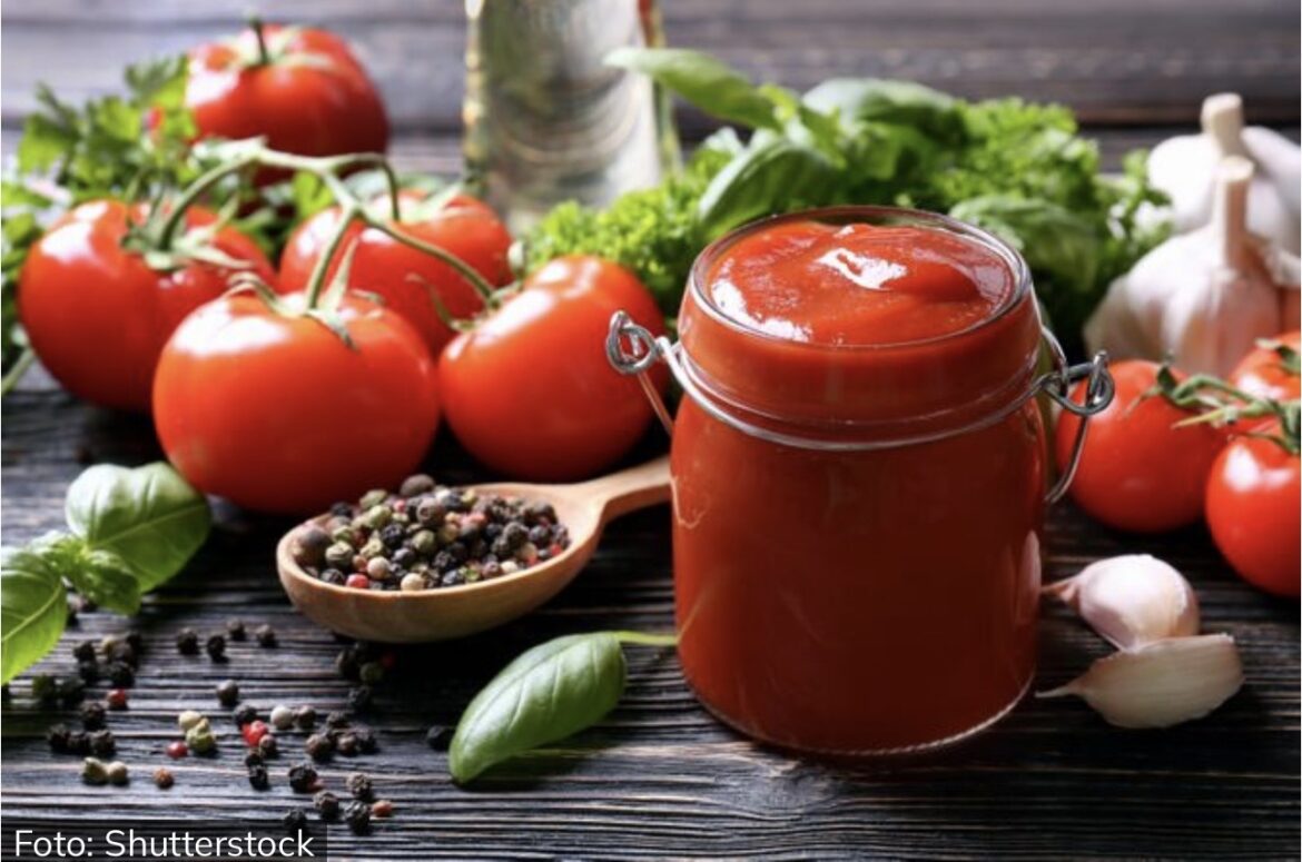 Najlakši recept za mleveni paradajz za zimnicu: Ne kuva se, a može da stoji čak 2 godine